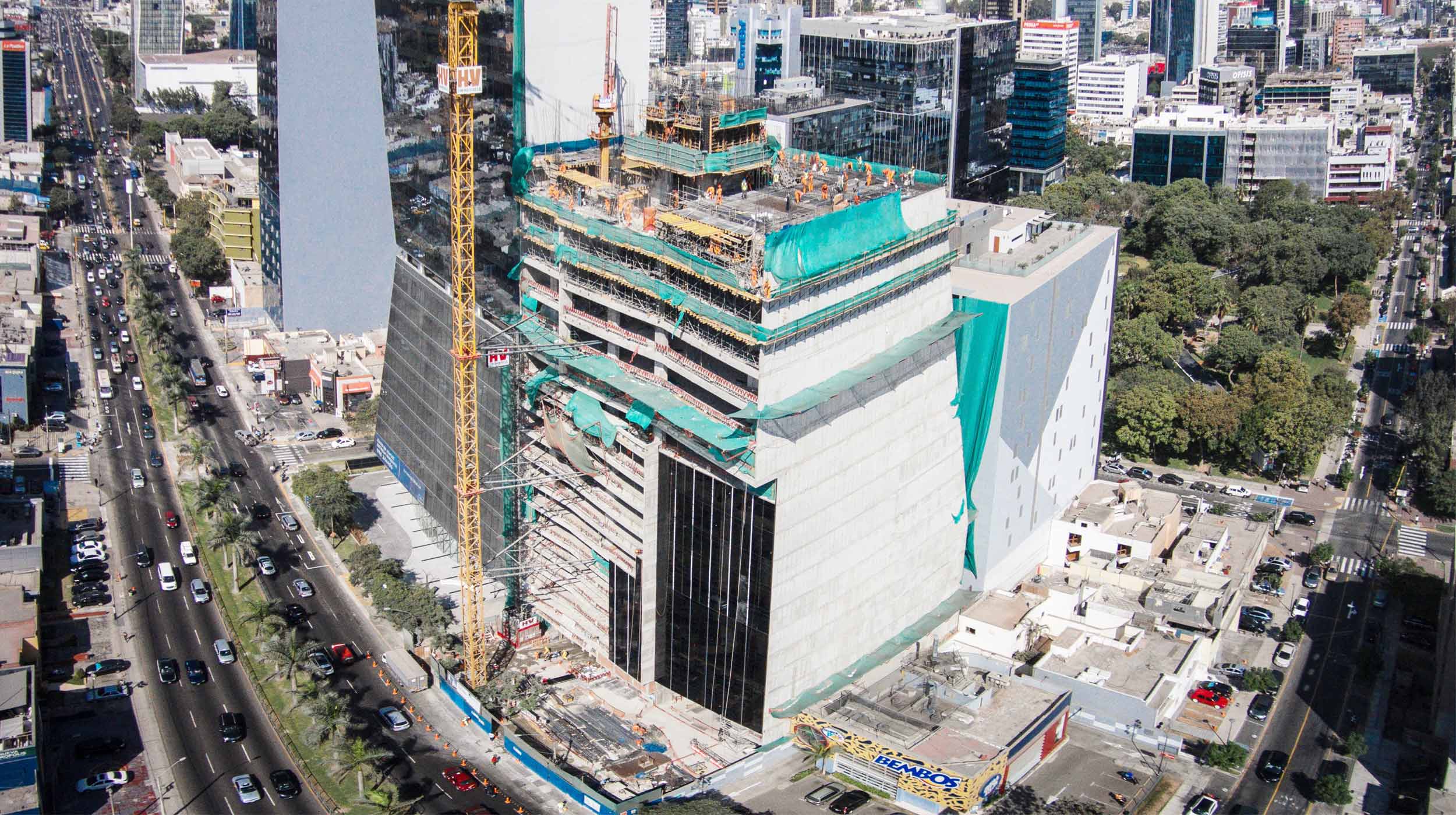 This commercial tower measures more than 90 m in height, making it one of the tallest buildings in Lima.
